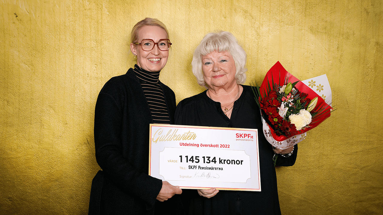 Drygt 1,1 miljoner kronor går direkt från lotteriet Guldkanten till SKPF Pensionärernas verksamhet. På bilden Kristin Bernhardsson, operativ chef Nordic Lottery, och SKPF Pensionärernas ordförande Liza Di Paolo-Sandberg.